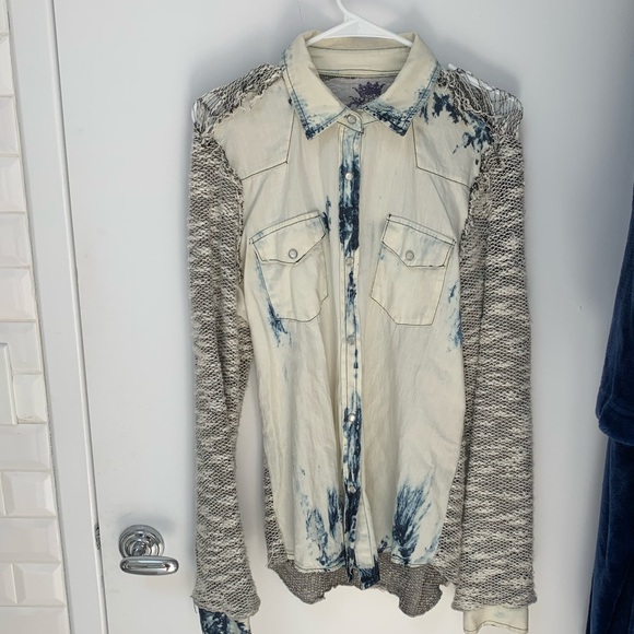 Tops - HOST PICK 🎉🥳Jean chambray and gray and white Knit Button Down